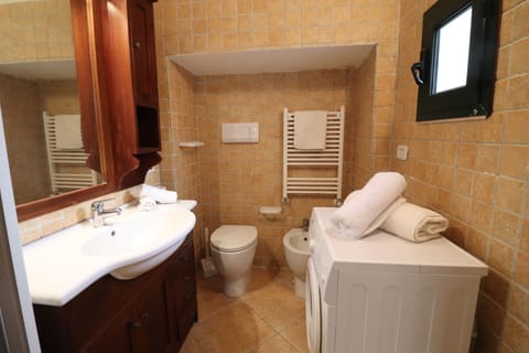 Combined shower/tub, hair dryer, towels