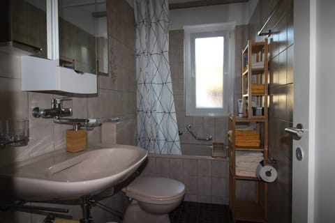 Combined shower/tub, hair dryer, towels