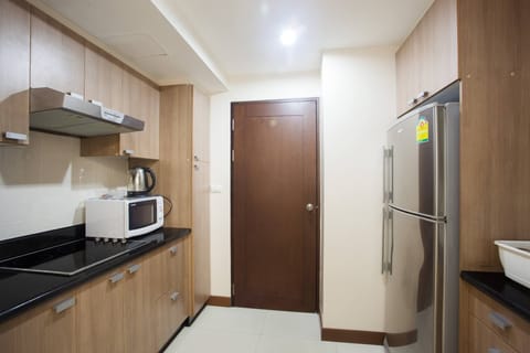 Fridge, microwave, stovetop, coffee/tea maker