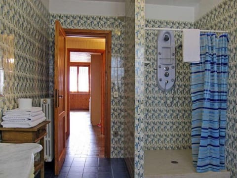 Combined shower/tub, hair dryer, towels