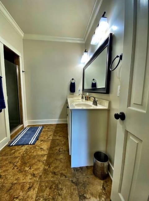 [Primary Bathroom]
Double vanity, Rain Shower Head and en suite to primary 