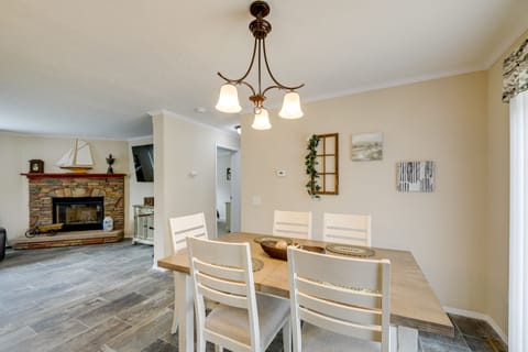 Dining Area | Dishware & Flatware Provided