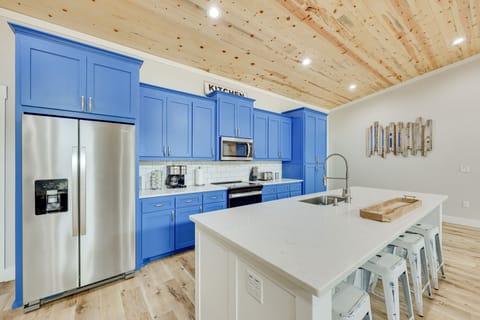 Kitchen | Stainless Steel Appliances w/ Dishwasher | Free WiFi