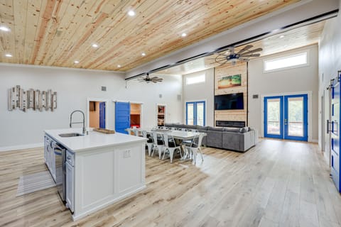 Dining Area | Dining Table | Dishware/Flatware | Breakfast Bar
