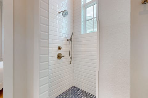 Combined shower/tub, towels