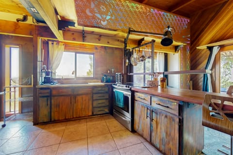 Zen Mountain Retreat cabin with mtn views, sweeping outdoor space, & W\/D House in Chico