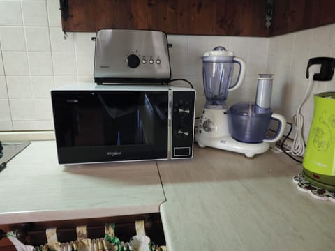 Fridge, stovetop, coffee/tea maker, electric kettle