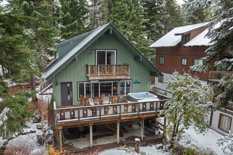 Welcome to Mt. Hood Chalet, your perfect mountain escape nestled on the slopes of majestic Mt. Hood!