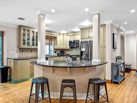 Kitchenette with barstools for easy and quick breakfast