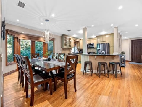Open concept kitchen/dining room