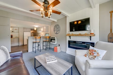 Living Room | Queen Sleeper Sofa | Smart TV | Free WiFi