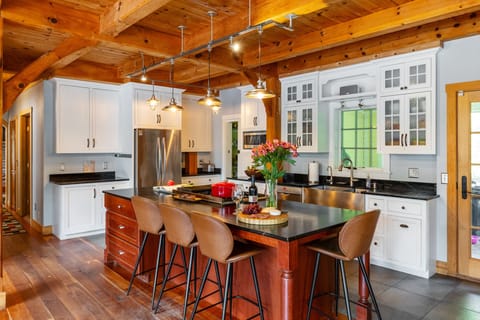 Private kitchen | Fridge, microwave, oven, stovetop