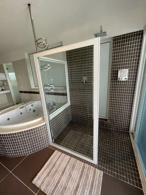 Combined shower/tub, hair dryer, bidet, towels