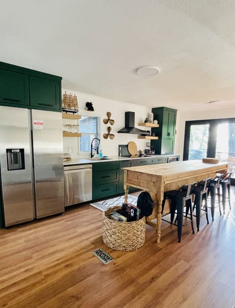 Private kitchen | Fridge, microwave, oven, stovetop