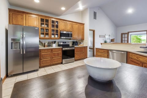 Well-appointed spacious open-concept kitchen with kitchenette seating for 4