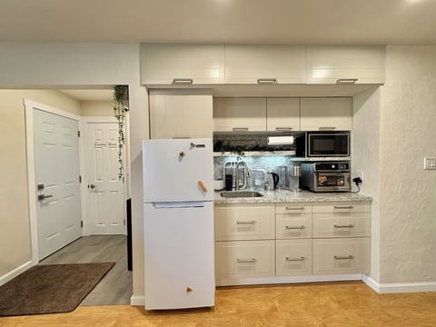 Kitchenette 
Air fryer/toaster/oven
Keurig 
No stove-ceramic portable cooktop