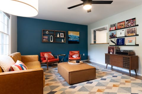 Cozy bungalow in South Asheville near hiking, mountain biking, and more!