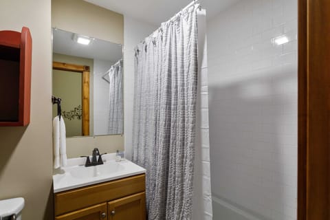 Combined shower/tub, towels