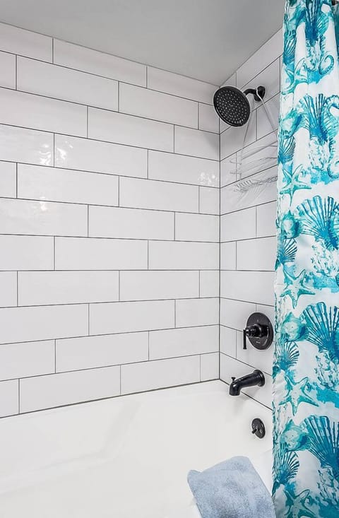 Combined shower/tub, hair dryer, towels