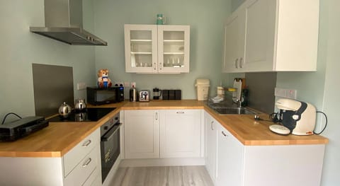 Fully equipped kitchen: microwave oven hob,toaster,coffee machine, dishwasher