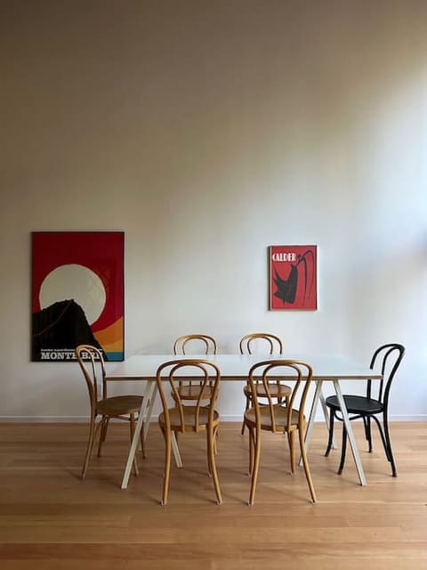 Dining table for 6 in main living room area (note additional table seating in kitchen)