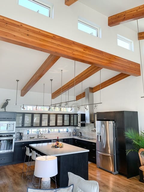 Showing off the roofline windows which are the only ones in the marina that open and are great for increased airflow and cooling in the summer. 