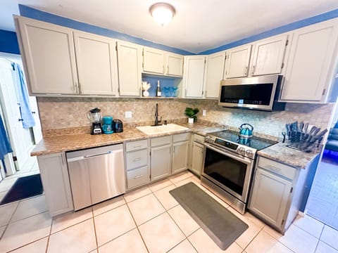 Cook Up a Storm! 🍴🔥 – Discover your inner chef in our well-stocked kitchen, featuring utensils and kitchenware. Enjoy meals with family or friends at the spacious 6-seater dining table.