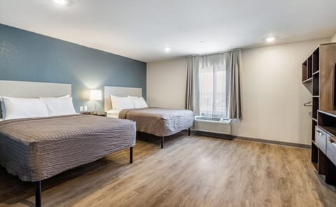 Unit with Double Queen beds. Exact unit will be assigned upon arrival. Views, colors and decor may vary.