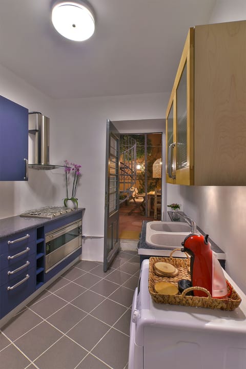 Fully equipped kitchen and courtyard garden