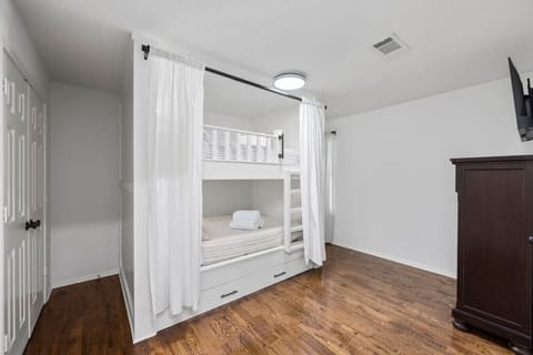 5 bedrooms, desk, iron/ironing board, travel crib