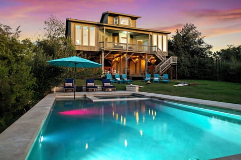 Beautiful pool with jacuzzi