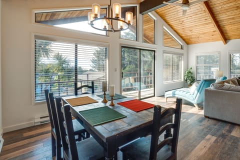 Dining Area | Dishware & Flatware Provided