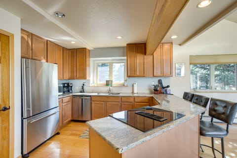 Kitchen | Stainless Steel Appliances w/ Dishwasher | Free WiFi