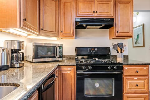 A gas range really makes this a dream kitchen