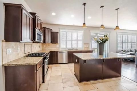 Large kitchen, seating for 4 at the bar