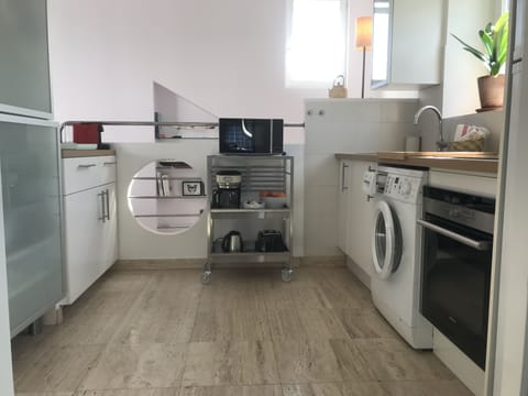 Fridge, oven, stovetop, coffee/tea maker