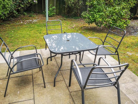 Sitting-out-area | Cysgod Y Coed, Llanbedr