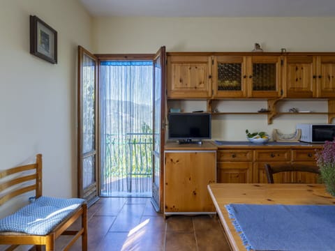 Sky, Property, Window, Building, Tree, Vegetation, Architecture, Urban Design, Plant