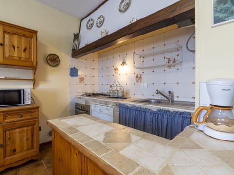 Sky, Property, Window, Building, Tree, Vegetation, Architecture, Urban Design, Plant