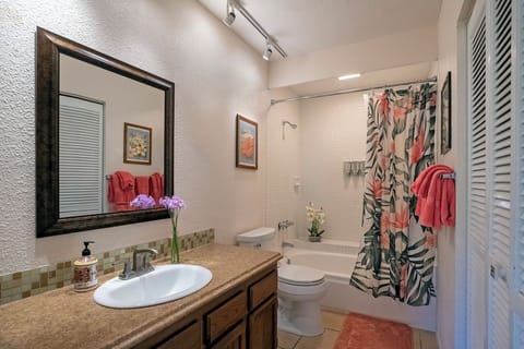 Combined shower/tub, hair dryer, towels