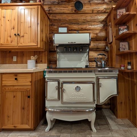 It may look old-fashioned, but it's a fully modern, 6 burner stovetop and oven.