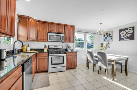 Private kitchen | Fridge, microwave, oven, stovetop