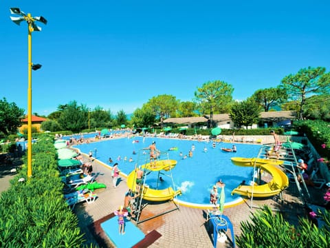 Water, Sky, Street Light, Plant, Swimming Pool, Tree, Urban Design, Outdoor Recreation, Grass, Leisure