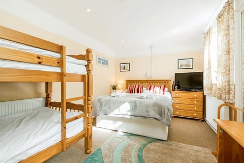 2 bedrooms, free WiFi, bed sheets, wheelchair access