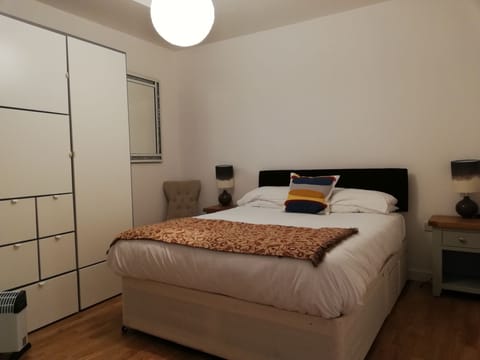 2 bedrooms, iron/ironing board, internet, bed sheets