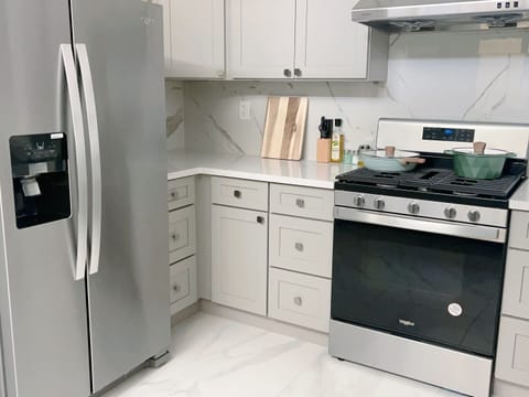 Microwave, oven, dishwasher, cookware/dishes/utensils