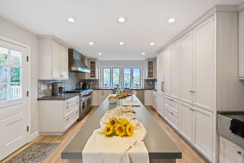 Easily keep everyone's favorites on hand, with convenient grocery shopping just 10 minutes away.