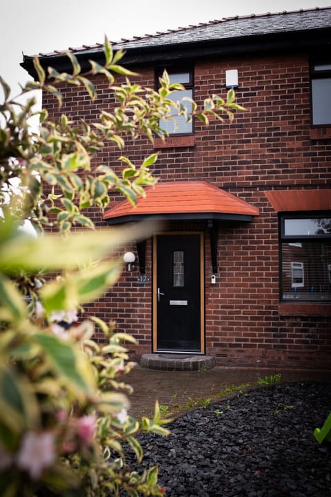 Hawthorn Berries House | Wigan | VacationRenter