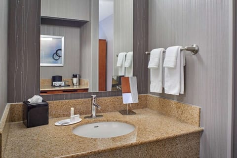 Combined shower/tub, hair dryer, towels