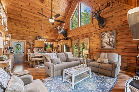 Majestic Elk Hideaway's cozy living area